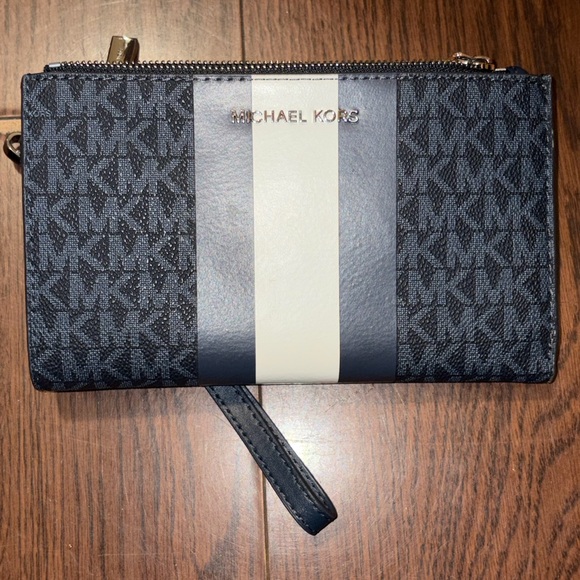 2 piece wallet bundle Michael Kors wallet and Kate spade wallet. - Picture 2 of 9